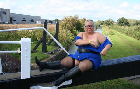 TAC Amateurs are pleased to offer you a free pics featuring Lexie Cummings in play with dildo