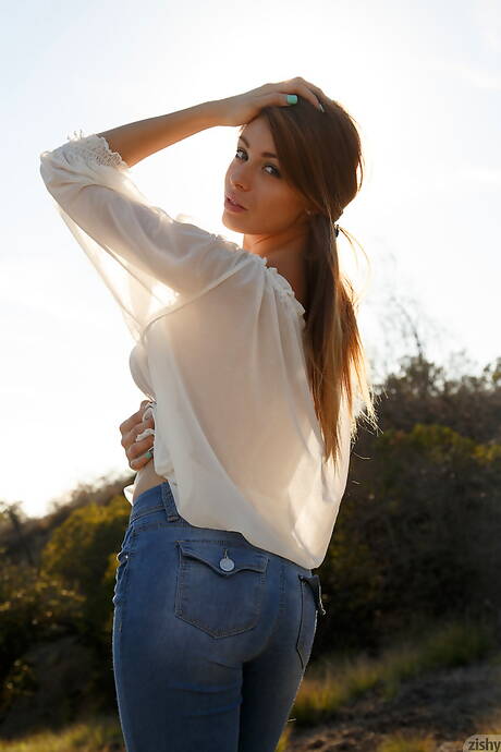 Zishy invite you to explore xxx pictures featuring Gracie Thibble has a well-done body