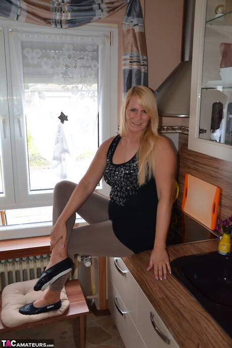 TAC Amateurs invites you to browse their free photos with Sweet Susi demonstrating beautiful form